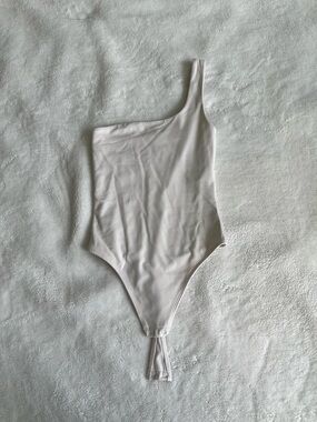 Aritzia Babaton Off White One Shoulder Bodysuit